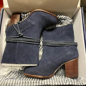 New with box: Splendid women’s Larchmonte boots size 7.5 in Navy